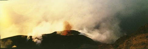 Photo d' Alice MEURISSE le 20/04/2000 - Cratères du Stromboli en éruption au crépuscule